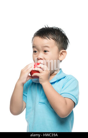 Asiatisches Baby Boy holding und roten Apfel, isoliert auf weiss Essen Stockfoto