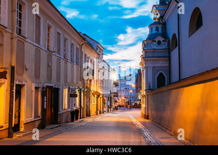 Vilnius, Litauen. Die Ansicht der verlassene beleuchtete Ausros Vartu Straße, der alten berühmten Schauplatz der Altstadt im Sommer Twilight unter blauem Himmel. Stockfoto