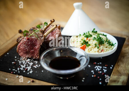 Lammkoteletts mit couscous Stockfoto