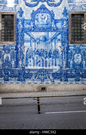 Azulejo Keramikfliesen, die religiöse Szene auf der Fassade der Capela Das Almas (auch genannt Capela Das Santa Catarina) - Kapelle von Seelen in Porto in Portugal Stockfoto