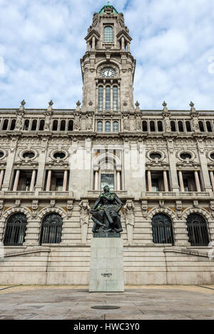 Statue des portugiesischen Dichter, Dramatiker, Schriftsteller und Politiker Almeida Garrett vor Rathaus von Porto, Portugal Stockfoto