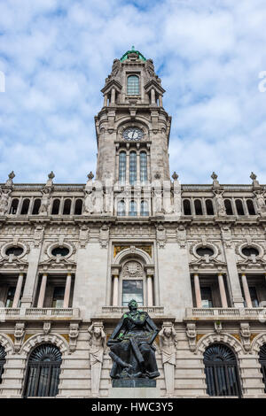 Statue des portugiesischen Dichter, Dramatiker, Schriftsteller und Politiker Almeida Garrett vor Rathaus von Porto, Portugal Stockfoto