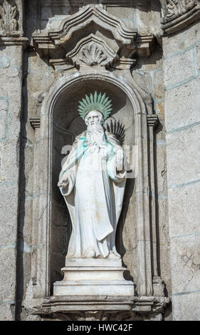 Skulptur auf der Fassade des Carmo Kirche (Igreja Do Carmo) in Vitoria Zivilgemeinde Porto Stadt auf der iberischen Halbinsel, zweitgrößte Stadt in Portugal Stockfoto