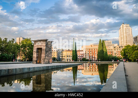 Madrid, Spanien - 27. September 2014: Sonnenuntergang am Tempel von debod. Tempel von debod. Es ist ein ägyptischer Tempel aus dem 2. vorchristlichen Jahrhundert zurückgeht. Die Vorl. Stockfoto