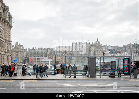 Edinburgh, Schottland - 30. Dezember 2016: North Bridge Bushaltestelle in Edinburgh, Scotland, UK Stockfoto