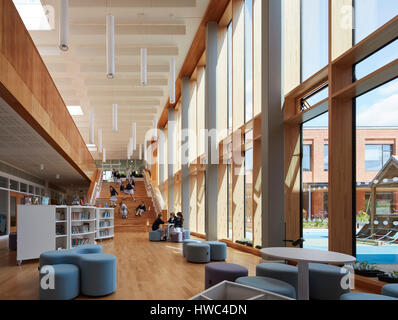 Leseecke mit Amphitheater Treppen- und großzügige Verglasung. St. Swithin School, Winchester, Vereinigtes Königreich. Architekt: Walters und Cohen Ltd, 2017. Stockfoto