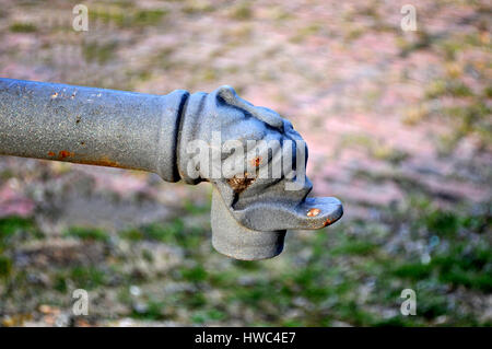 Der alte Brunnen aus dem 18. Jahrhundert auf das Tor der Festung Petrovaradin, an der Küste der Stadt Novi Sad, in der Provinz Vojvodina, Serbien Stockfoto