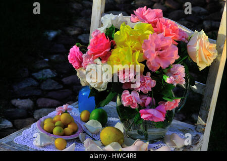 Arrangement, Blumen, Blumen, Blumen, Blumen, frisch, zwanglos, draußen, rosa, rot, Rose, Rosen, Stillleben, Sommer, gelb Stockfoto