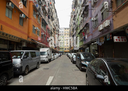 Dunklen, engen Straße mit Dystopischen Apartment Blocks in Kowloon City, Hong Kong. Stockfoto