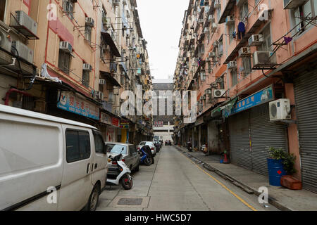 Dunklen, engen Straße mit Dystopischen Apartment Gebäude in Kowloon City, Hong Kong. Stockfoto