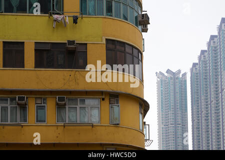 Kontrastierende bis Markt und niedrigen Mieten Wohnung Gebäude in Kowloon City, Hong Kong. Stockfoto