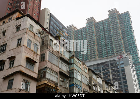 Kontrastierende up-market und niedrigen Mieten Gebäude in Kowloon City, Hong Kong. Stockfoto