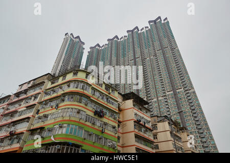 Kontrastierende Hochhaus und niedrigen Gebäuden in Kowloon City, Hong Kong. Stockfoto