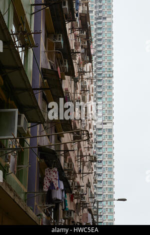 Kontrastierende up-market- und Nach-unten-markt Gebäude in Kowloon City, Hong Kong. Stockfoto