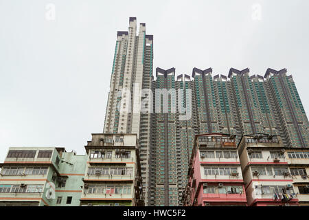 Kontrastierende Up-Market und niedrigen Mieten Gebäude in Kowloon City, Hong Kong. Stockfoto