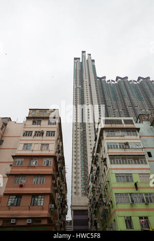 Kontrastierende bis Markt und niedrigen Mieten Wohnung Gebäude in Kowloon City, Hong Kong. Stockfoto