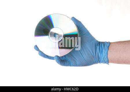 Stock Foto - Rechte Hand tragen einen blaue Nitril-Handschuh hält eine CD, isoliert auf weiss Stockfoto