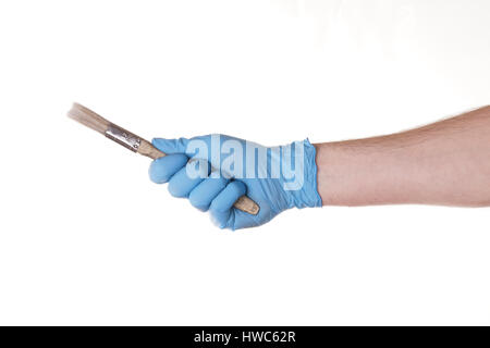 Stock Foto - Rechte Hand tragen einen blaue Nitril-Handschuh mit einem Pinsel, isoliert auf weiss Stockfoto