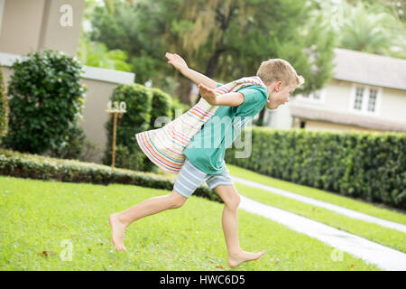 Junge wie Superheld verkleidet Stockfoto