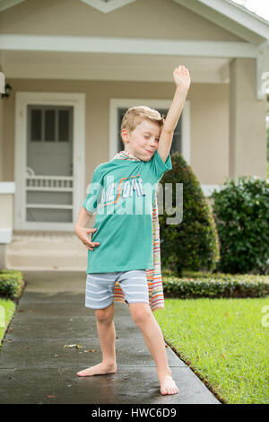 Junge wie Superheld verkleidet Stockfoto