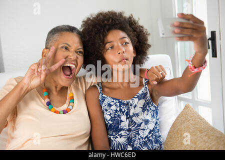 Mädchen, die Großmutter beizubringen, ein Selbstporträt zu nehmen Stockfoto