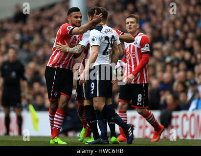 Southamptons Sofiane Boufal tauscht Worte mit Tottenham Hotspurs Harry zwinkert, wodurch eine Buchung für unsportliches Verhalten während der Premier-League-Spiel an der White Hart Lane, London. Stockfoto