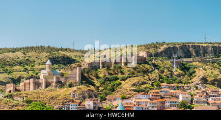 Malerische Aussicht auf die uneinnehmbare Festung Narikala Festung und St. Nikolaus-Kirche In Tiflis, Georgien. Stockfoto