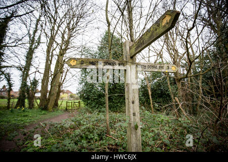 Wanderweg Zeichen auf der North Downs Way in der Nähe von Dorking, Surrey, UK Stockfoto