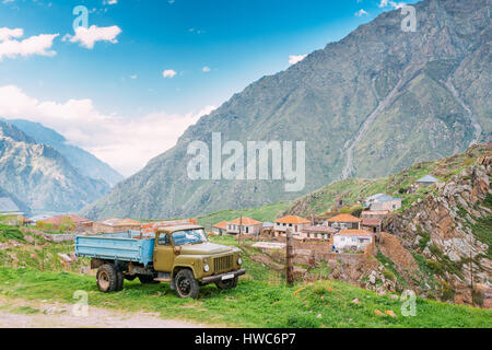 Georgien. Alten sowjetischen russischen mittelschweren Lkw-Parkplätze in der Nähe Dorf im Sommerberge Landschaft in Darial Schlucht, Georgia. Stockfoto