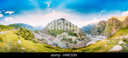 Abend In der Daryal Schlucht. Schöne blaue Himmel über Berge und Felsen In Darial-Schlucht, Kasbegi District, Mzcheta-Mtianeti Region, Georgia. Amali R Stockfoto