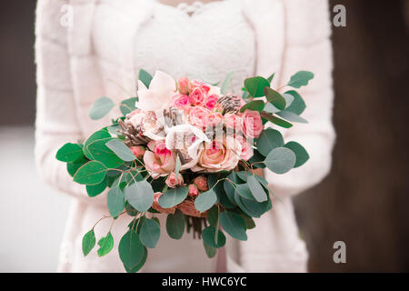 Modische schöne Hochzeitsfoto. Hochzeit Porträt. Attraktive wunderschöne Braut Hochzeit. Hochzeit schöne Paar. Weddingbouquet Blumen. Hochzeit Stockfoto