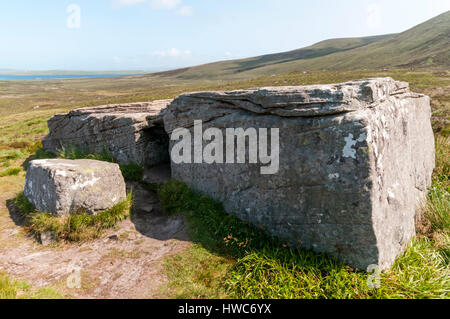 Der Dwarfie Stane megalithischen gekammert Grab auf den Orkney Insel Hoy. Stockfoto