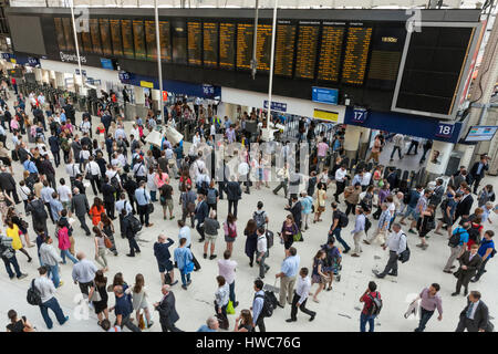 Massen von Reisenden vor der Abfahrt des Zuges an der Bahnhof Waterloo, London, England, Großbritannien Stockfoto