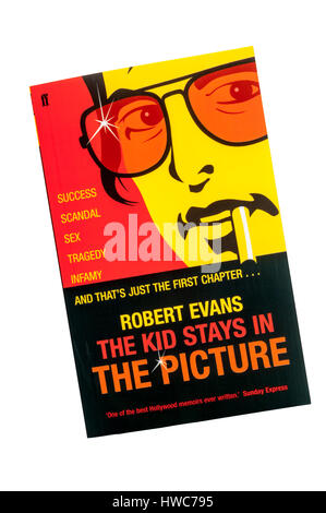 Taschenbuchausgabe von The Kid in The Picture, die Autobiographie von Robert Evans bleibt.  Jetzt adaptiert für Bühne von Simon McBurney und Complicité. Stockfoto