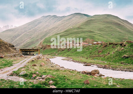 Alte leere Wüstung mit verfallenen Häusern In Truso Schlucht, Kasbegi District, Mzcheta-Mtianeti Region, Georgia. Frühling oder Sommer-Saison Stockfoto