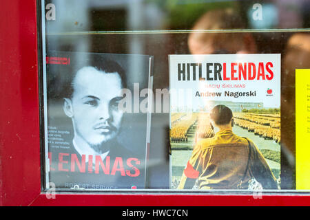 Vilnius, Litauen - 8. August 2012: Zwei Geschichtsbücher über Lenin und Hitler stehen nebeneinander am Fenster der Buchhandlung. Kampf der Ideologien Stockfoto