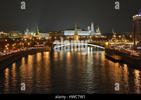 Moskauer Kreml bei Nacht. Blick auf den Kreml-Damm im Dunkeln. Stockfoto