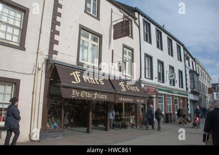 Mönchs-Schoko-Laden auf dem Marktplatz Keswick Seenplatte Cumbria England Stockfoto