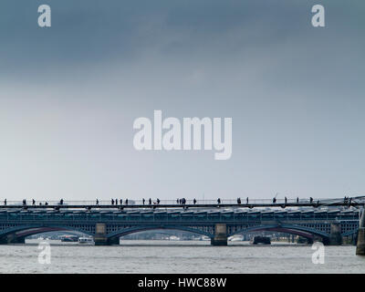 Fuß über die Millennium Bridge Stockfoto