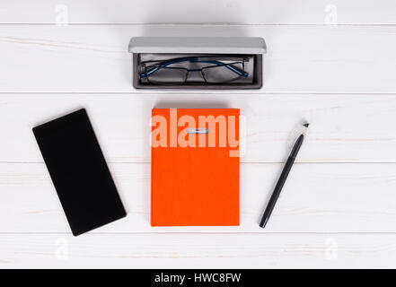 Terminplaner mit einem Stift für die Terminvereinbarung, organisieren einen Zeitplan Gläser in offenen Fall für Brille und Handy auf weißer Holztisch Stockfoto
