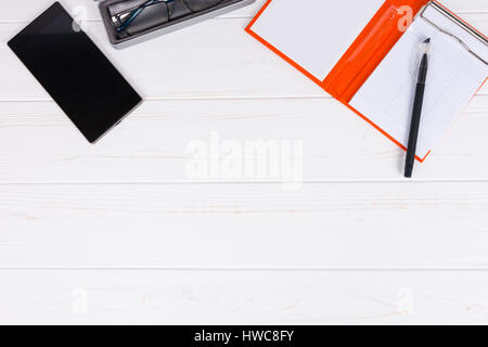 Terminplaner mit einem Stift für die Terminvereinbarung, Gläser in offenen Fall für Brille und Handy auf weißer Holztisch zu öffnen Stockfoto