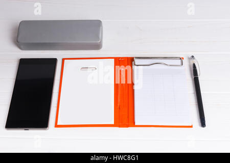 Offenen persönlichen Organizer mit einem Stift für die Terminvereinbarung, organisieren einen Zeitplan für Brille und Handy auf weißer Holztisch Stockfoto