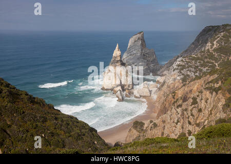 Sintra, Portugal: Praia da Ursa im Naturpark Sintra-Cascais. Die einsame Bucht ist der westliche Strand in Europa. Stockfoto