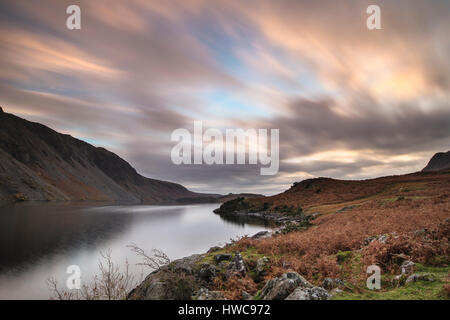 Atemberaubende Landschaftsbild der Berge rund um Wast Wasser im Lake District England im Herbst Stockfoto