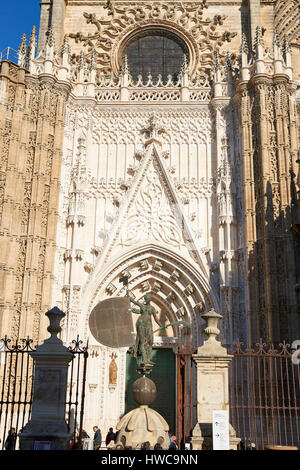 Kathedrale Haupteingang, auch genannt Puerta del Príncipe, mit einer Replik der "El Giraldillo", eine Wetterfahne, dessen Original oben auf der steht "La Gi Stockfoto