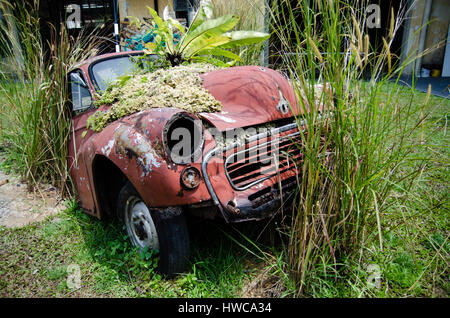 Verlassene alte rostige Auto. Retro-Hintergrund Stockfoto