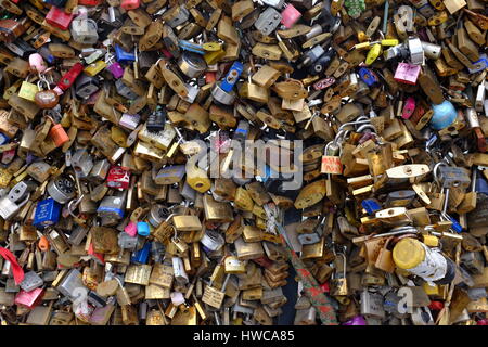 Hunderte von Vorhängeschlössern in verschiedenen Formen und Größen auf einer Brücke in Paris, Frankreich, im Jahr 2015, repräsentieren die Liebe. Stockfoto