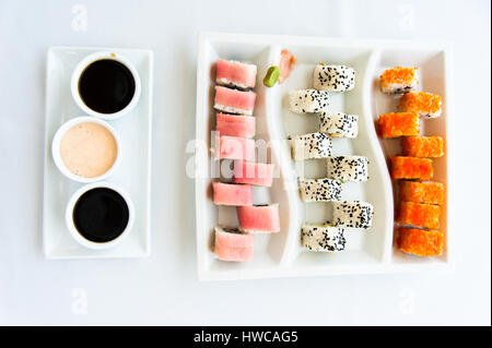 Bunte Sushi auf weiß gemusterten Teller Stockfoto