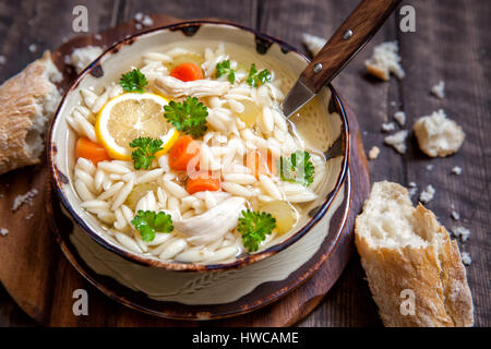 Schüssel mit italienischer Zitrone Orzo Hühnersuppe Stockfoto