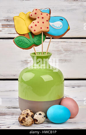 Cookies auf Stöcken in Vase. Stockfoto